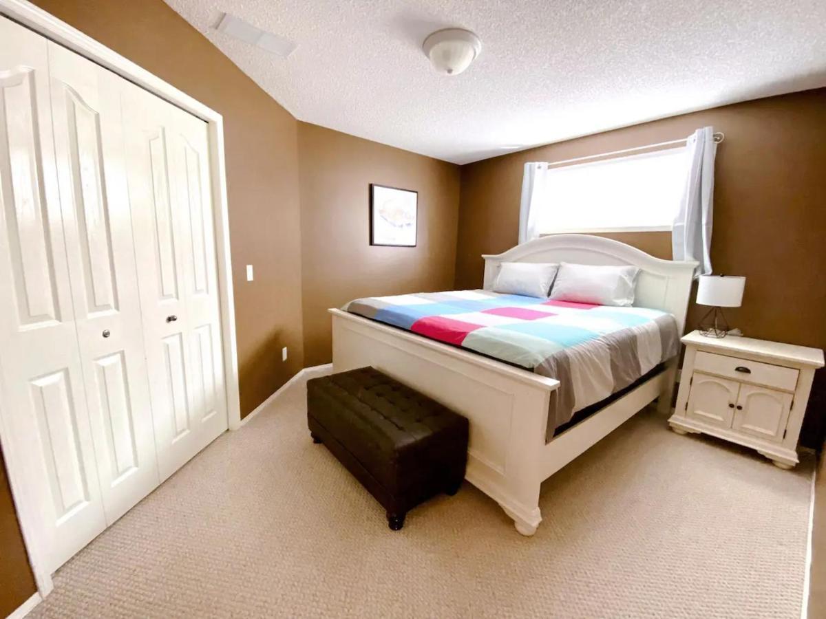 Private, Spacious, & Bright Home YYC Exteriér fotografie
